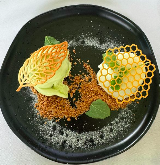 what is the difference between private chef and catering